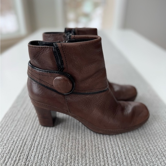 Clark’s Artisan Brown Leather Heeled Bootie Short Boots Size 8 - Picture 1 of 11